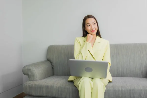 Porträtt Vacker Ung Asiatisk Kvinna Använder Dator Laptop Soffan Vardagsrummet — Stockfoto