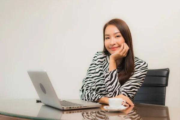 Porträt Schön Junge Asiatische Frau Verwenden Computer Laptop Auf Arbeitstisch — Stockfoto