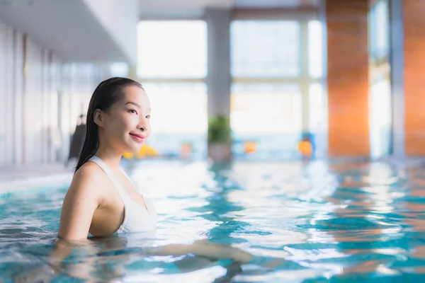 Retrato Hermosa Joven Asiática Mujer Relajarse Sonrisa Alrededor Piscina Hotel — Foto de Stock