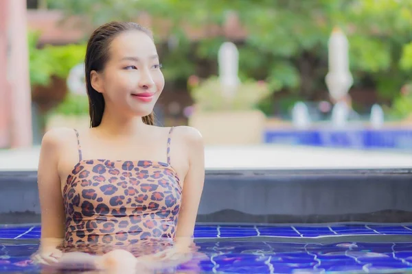 Porträtt Vackra Unga Asiatiska Kvinna Koppla Leende Fritid Runt Utomhus — Stockfoto