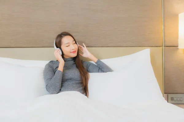 Porträt Schöne Junge Asiatische Frau Verwenden Kopfhörer Zum Musikhören Auf — Stockfoto