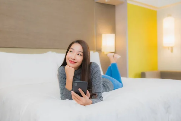 Porträt Schöne Junge Asiatin Benutzt Smartphone Auf Bett Schlafzimmer — Stockfoto