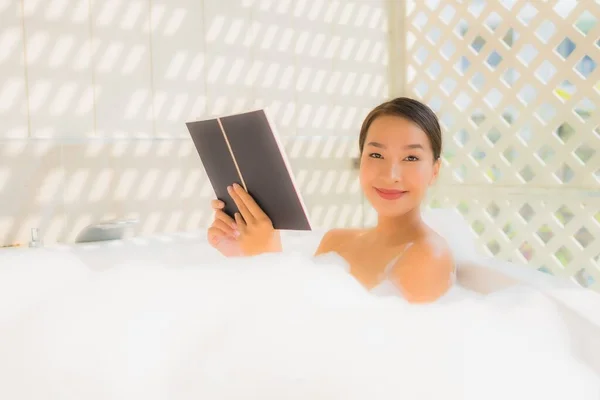 Portret Jonge Aziatische Vrouw Lees Boek Bad Voor Spa Concept — Stockfoto