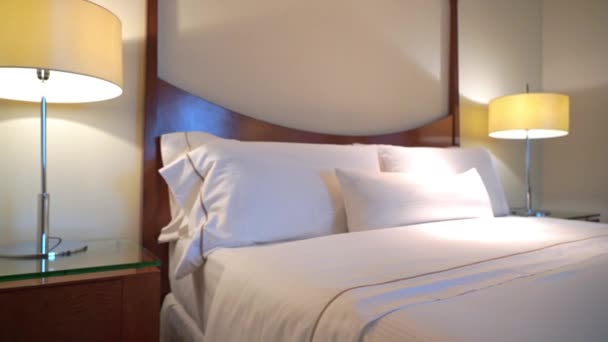 Filmaufnahmen Von Luxuriös Eingerichteten Schlafzimmern Hotel — Stockvideo
