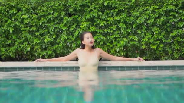 Portret Piękna Młoda Azjatycka Kobieta Relaks Uśmiech Wokół Odkrytego Basenu — Wideo stockowe