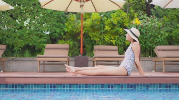 Güzel Bir Asyalı Kadın Portresi Rahatlayın Yüzme Havuzunda Gülümseyin — Stok video