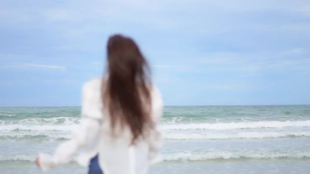 Metraje Hermosa Mujer Asiática Relajándose Orilla Del Mar Durante Las — Vídeos de Stock