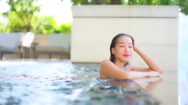 Retrato Hermosa Joven Mujer Asiática Relajarse Sonrisa Alrededor Piscina Aire — Vídeo de stock