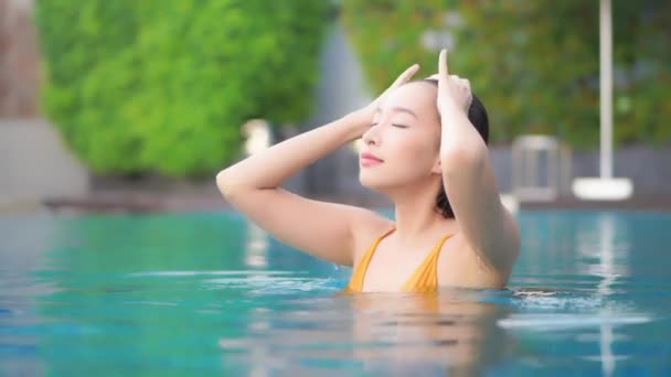 Retrato Hermosa Joven Mujer Asiática Relajarse Sonrisa Alrededor Piscina Aire — Vídeos de Stock