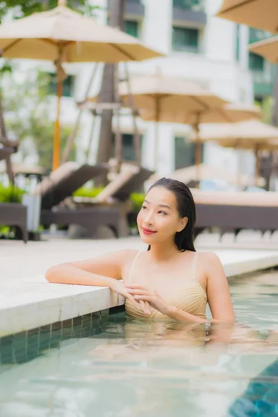 Retrato Hermosa Joven Mujer Asiática Relajarse Sonrisa Alrededor Piscina Aire —  Fotos de Stock