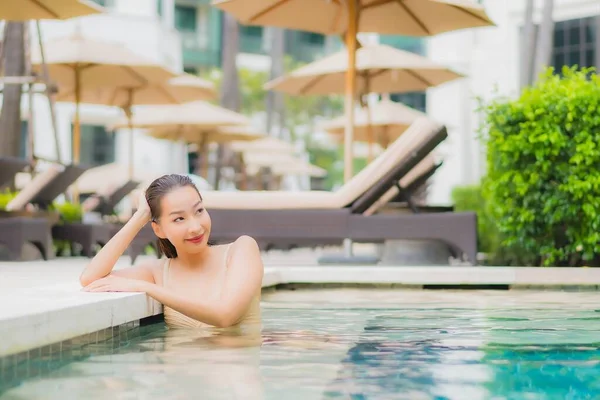 Portré Gyönyörű Fiatal Ázsiai Pihenjen Mosoly Körül Szabadtéri Medence Hotel — Stock Fotó