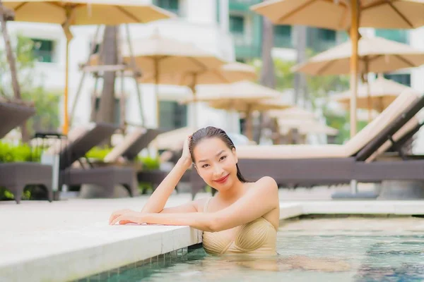 Porträtt Vacker Ung Asiatisk Kvinna Koppla Leende Runt Utomhus Pool — Stockfoto