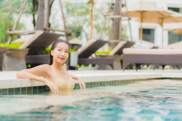 Portrét Krásná Mladá Asijská Žena Relax Úsměv Kolem Venkovního Bazénu — Stock fotografie