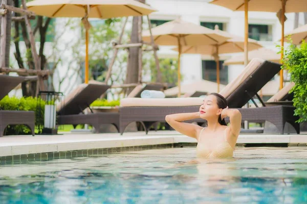 Retrato Hermosa Joven Mujer Asiática Relajarse Sonrisa Alrededor Piscina Aire — Foto de Stock