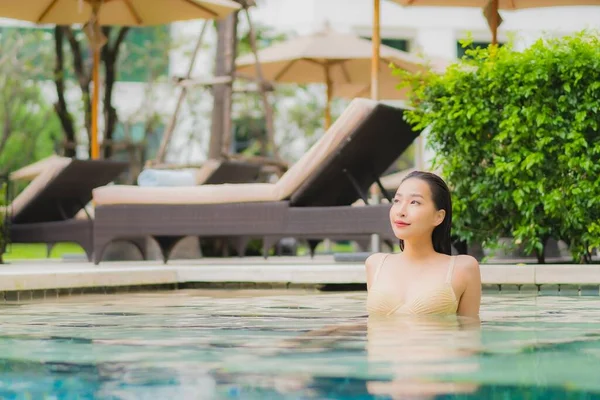 Ritratto Bella Giovane Donna Asiatica Rilassarsi Sorriso Intorno Alla Piscina — Foto Stock