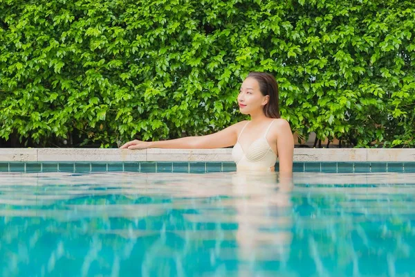 Retrato Bonito Jovem Asiático Mulher Relaxar Sorriso Redor Piscina Livre — Fotografia de Stock