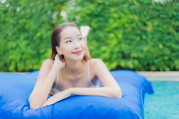 Retrato Bonito Jovem Asiático Mulher Relaxar Sorriso Redor Piscina Livre — Fotografia de Stock