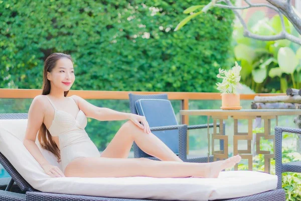 Portrait Belle Jeune Femme Asiatique Relax Sourire Autour Piscine Extérieure — Photo