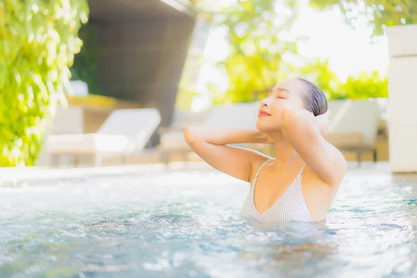 Ritratto Bella Giovane Donna Asiatica Rilassarsi Sorriso Intorno Alla Piscina — Foto Stock