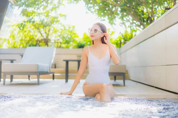 Retrato Bonito Jovem Asiático Mulher Relaxar Sorriso Redor Piscina Livre — Fotografia de Stock