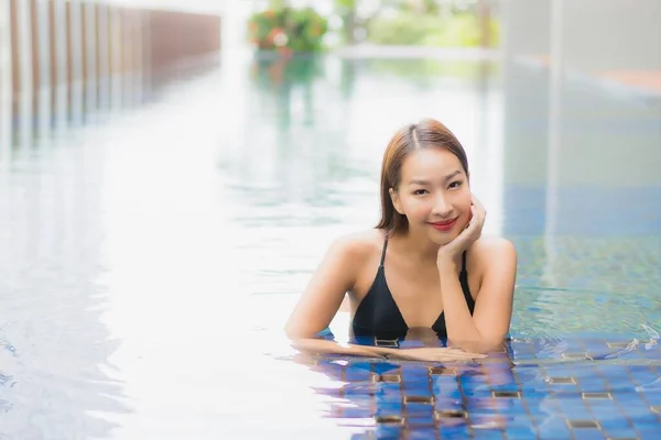 Portret Mooie Jonge Aziatische Vrouw Ontspannen Glimlach Rond Buitenzwembad Hotel — Stockfoto