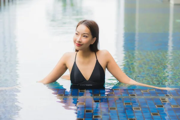 Portrait Belle Jeune Femme Asiatique Relax Sourire Autour Piscine Extérieure — Photo