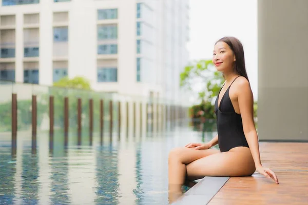 Güzel Bir Asyalı Kadın Portresi Rahatlayın Yüzme Havuzunda Gülümseyin — Stok fotoğraf