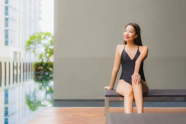 Portrait Belle Jeune Femme Asiatique Relax Sourire Autour Piscine Extérieure — Photo