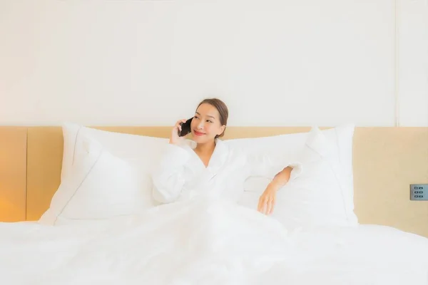 Porträt Schöne Junge Asiatin Benutzt Smartphone Auf Bett Schlafzimmer — Stockfoto