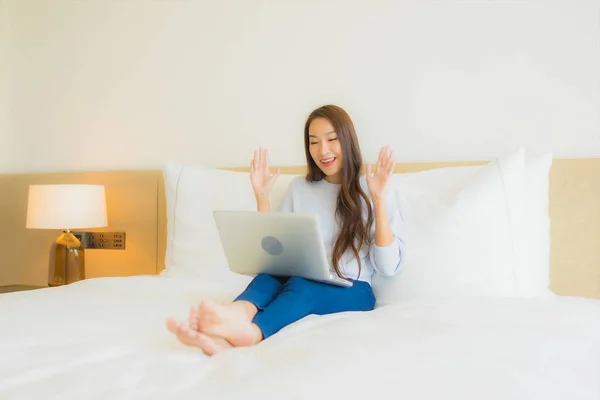 Portret Mooie Jonge Aziatische Vrouw Gebruik Computer Laptop Bed Slaapkamer — Stockfoto