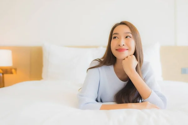 Güzel Bir Asyalı Kadının Portresi Gülümse Yatak Odasında Rahatla — Stok fotoğraf