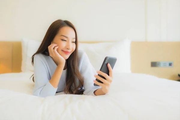 Retrato Hermosa Joven Mujer Asiática Uso Inteligente Teléfono Móvil Cama — Foto de Stock