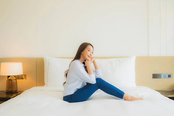 Retrato Hermosa Joven Asiática Mujer Sonrisa Relajarse Ocio Cama Dormitorio —  Fotos de Stock