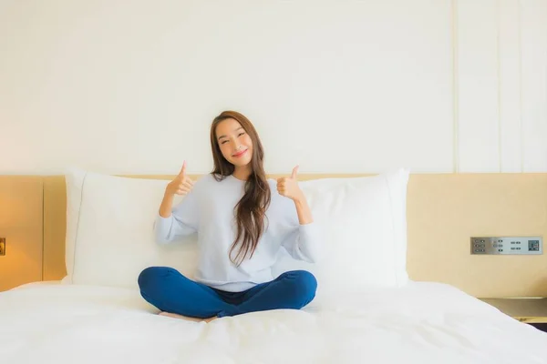 Retrato Bonito Jovem Asiático Mulher Sorriso Relaxar Lazer Cama Quarto — Fotografia de Stock