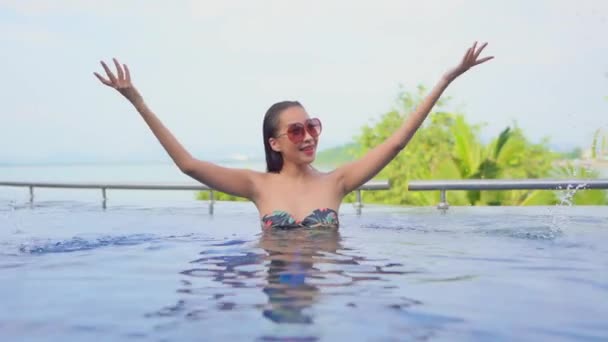 Hermosa Joven Asiática Mujer Relajarse Sonrisa Alrededor Piscina Aire Libre — Vídeo de stock