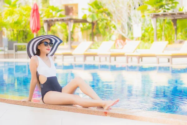 Retrato Bonito Jovem Asiático Mulher Relaxar Sorriso Lazer Redor Piscina — Fotografia de Stock