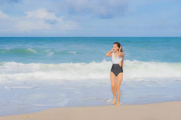 Portret Piękna Młoda Azjatka Relaks Uśmiech Wokół Plaży Morze Ocean — Zdjęcie stockowe