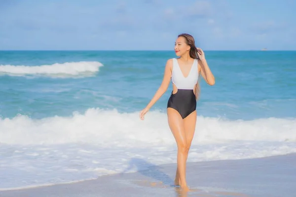 Retrato Hermosa Joven Asiática Mujer Relajarse Sonrisa Alrededor Playa Mar — Foto de Stock