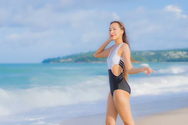 Retrato Bonito Jovem Asiático Mulher Relaxar Sorriso Redor Praia Mar — Fotografia de Stock