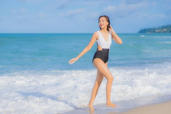 ポートレート美しい若いアジアの女性は休日の休暇でビーチの海の周りの笑顔をリラックス — ストック写真