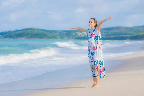 美丽动人的年轻亚洲女人度假时 在海滨大海边放松微笑 — 图库照片