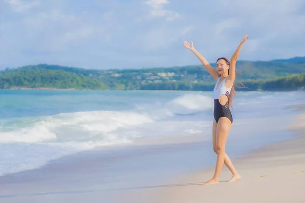 Porträt Schöne Junge Asiatische Frau Entspannen Lächeln Rund Strand Meer — Stockfoto