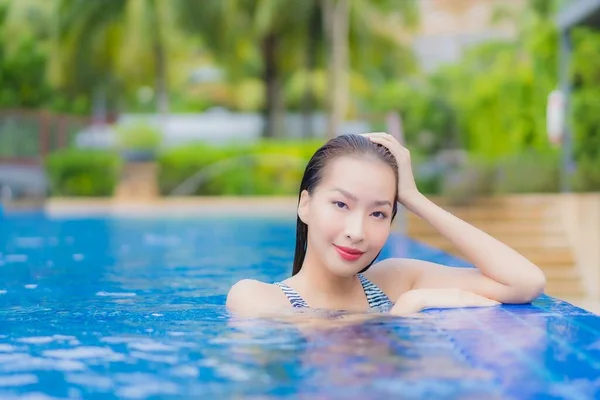 Portrait Belle Jeune Femme Asiatique Relax Sourire Loisirs Autour Piscine — Photo