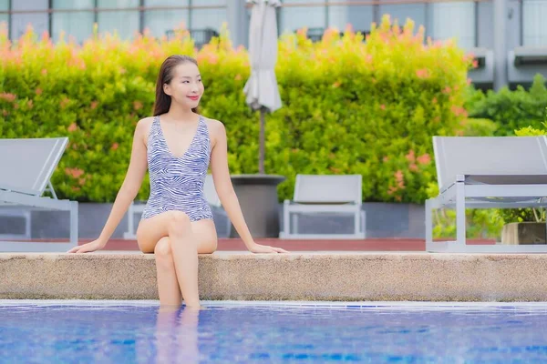 Portrait Belle Jeune Femme Asiatique Relax Sourire Loisirs Autour Piscine — Photo