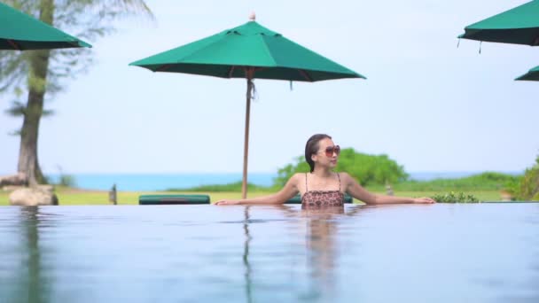 Hermosa Mujer Asiática Joven Relajarse Alrededor Piscina Aire Libre Complejo — Vídeo de stock