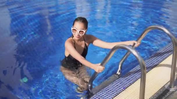 美丽的年轻亚洲女人在酒店度假胜地的室外游泳池周围放松一下 — 图库视频影像