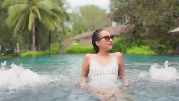 Schöne Junge Asiatische Frau Entspannen Rund Freibad Hotel Resort — Stockvideo
