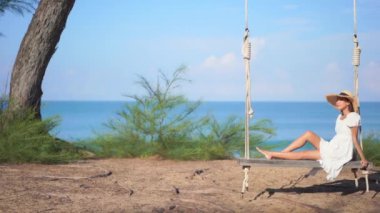 Güzel Asyalı kadının yaz tatilinde deniz kıyısında dinlendiği görüntüler.