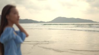 Güzel Asyalı kadının yaz tatilinde deniz kıyısında dinlendiği görüntüler.
