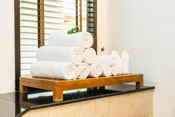 浴室里桌子上的白色毛巾 用来洗澡或洗澡 — 图库照片